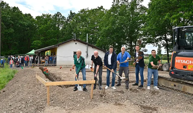 Beim symbolischen Spatenstich am neuen DGH Lessenich: (v. r.) Maurice Diefenthal (Junggesellen- und Männerverein), Bürgermeister Michael Fingel, Guido Hoffmann (Karnevalsverein), Franz Geusen (Musikverein), Michael Wolfgarten (Dorfgemeinschaft) und Klaus Weber (TuS Veytal). Bürger verfolgten das Spektakel hinter dem Bauzaun.  | Foto: Henri Grüger/pp/Agentur ProfiPress