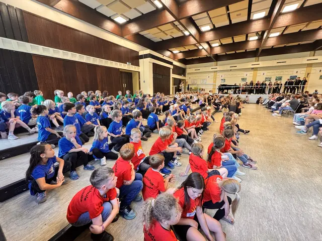 Die Kinder warten auf ihren Auftritt, die Gäste auf begeisternden Gesang.  | Foto: Ute Kirchner