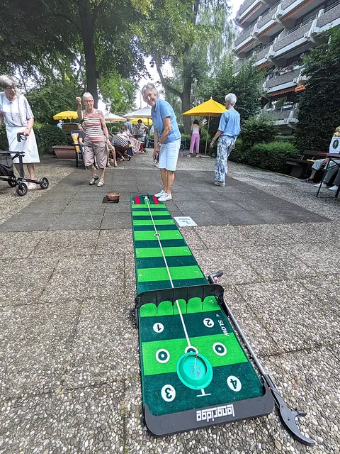 Golfen ist eines ihrer Hobbys. Das bewies Gräfin Alice von Kesselstatt auch beim Seniorensportfest.  | Foto: Frank Engel-Strebel