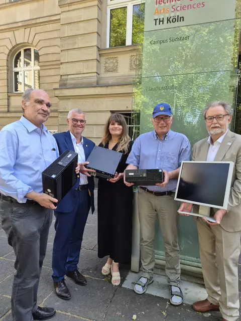 Bei der Übergabe der Computerspende an der TH Köln (v.l.): Prof. Dr. Erich Hölter, Dr. Marc Prokop, Alona Chajka, Michael Rosemeyer und Prof. Dr. Gerd Sadowski. Die Geräte sollen Kindern in Brühls ukrainischer Partnerstadt Marhanez den Online-Unterricht ermöglichen.  | Foto: Stadt Brühl