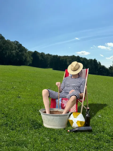 Achtung! Die Schwestern Lisbeth und Trina ziehen zurück auf den elterlichen Hof und eröffnen die „Pension Sommerfrische“. Ist nun das ruhige Junggesellenleben ihrer drei Brüder vorbei?   | Foto: Jrenzpöker van der Brölbaach