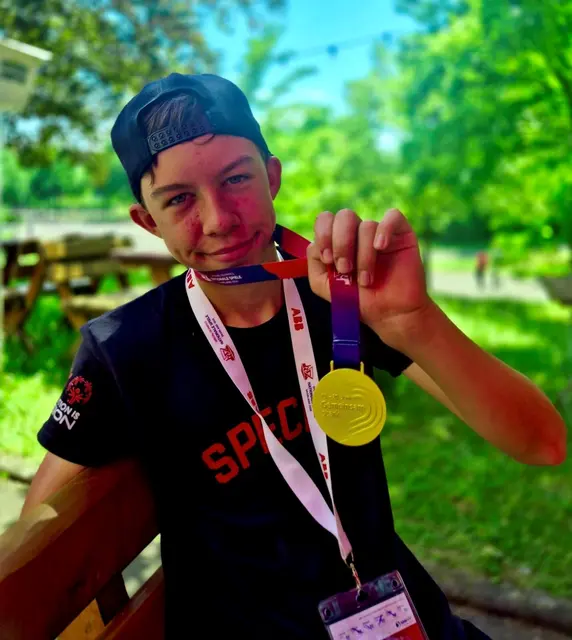 Mark Mollecker mit seiner Goldmedaille. | Foto: RV 1894 Siegburg