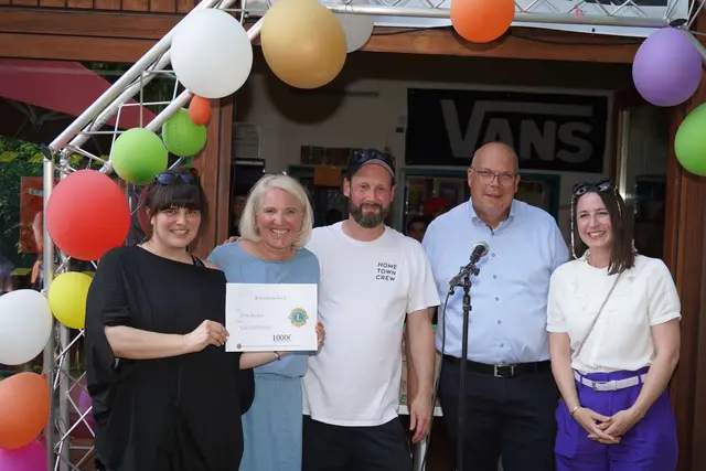 Bürgermeister Uwe Tietz (r.) und Fachdienstleiterin Ninnia Craß (2.v.r.) eröffneten mit Annette Oberhoffer und Ben Esser das DELUXE am neuen Standort.  | Foto: Stadt Frechen