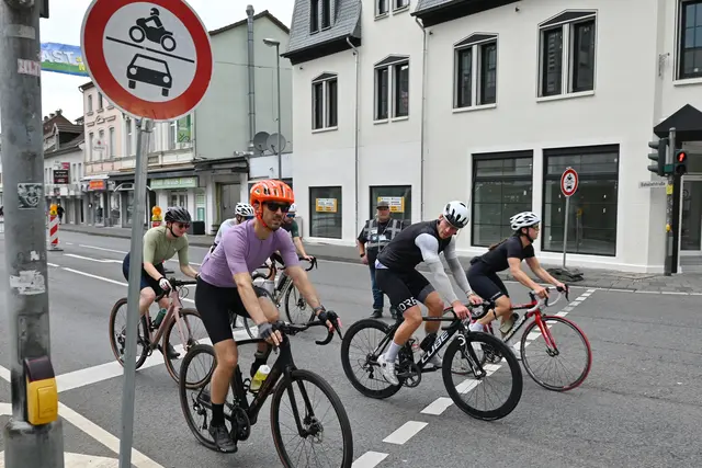 Durchfahrt verboten für motorisierte Fahrzeuge hieß es am vergangenen Sonntag entlang der Strecke an der Sieg anlässlich von „Siegtal pur“. | Foto: Herkenrath