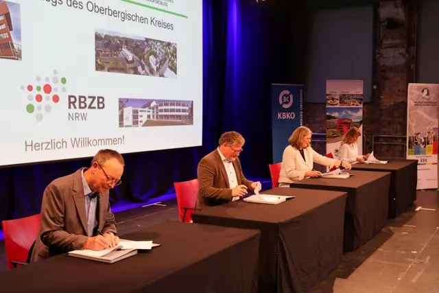 Vertragsunterschrift zur Gründung des RBZB: (v.l.) Stefan Heße (Allgemeiner Vertreter des Landrats), Rainer Gottschlich (Kaufmännisches Berufskollegs), Dr. Beate Eulenhöfer-Mann (Berufskolleg Dieringhausen), Cathrin Hans (Bergisches Berufskolleg). | Foto: Martina Mitzschke, KBKO