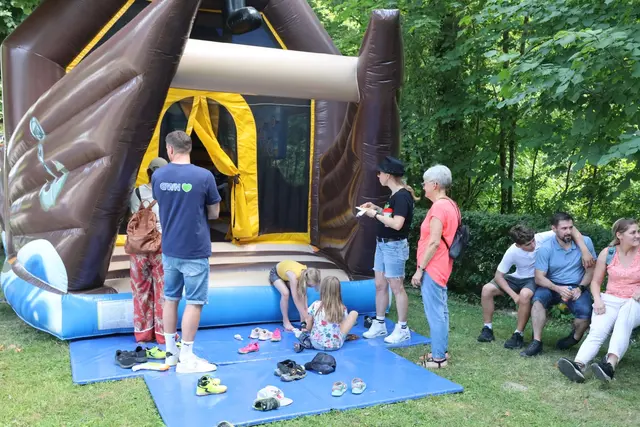 Kinder und Eltern nutzten das Hüpfschiff beim kostenlosen Spielenachmittag | Foto: Michael Kupper