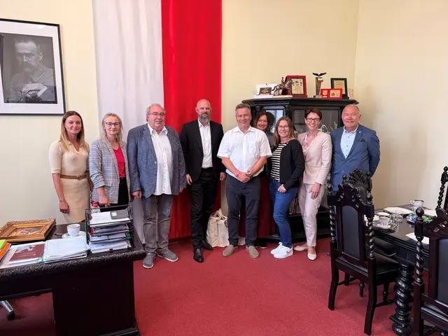 Im Rathaus von Skarszewy posierten (v.l) Magdalena Forc-Cherek, Sekretärin der Gemeinde, Sabina Spierewka, Schatzmeisterin, Bürgermeister-Stellvertreter Egbert Kramp, Skarszewys Bürgermeister Jazek Pauli, Dr. Peter Schweikert-Wehner, Vorsitzender Bildungs-, Kultur- und Sozialausschuss, Sabine Sommer und Claudia Schulte, Freundeskreis Mechernich-Skarszewy, sowie Stadtrats-Vorsitzender Stefan Troka und die Leiterin der Abteilung Investitionen, Martyna Gali fürs Gruppenbild.  | Foto: Privat/pp/Agentur ProfiPress