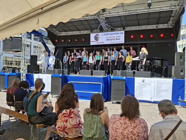 Die Besucher genossen ein abwechslungsreiches Programm auf dem Münster-Platz.  | Foto: jld