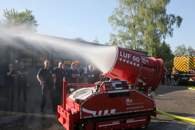 Das ferngesteuerte Kettenfahrzeug wurden den Feuerwehren im Oberbergischen Kreis vorgestellt. | Foto: OBK