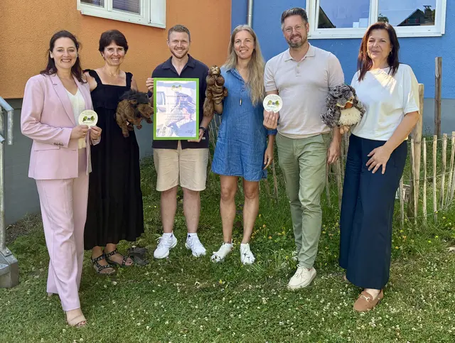 v.l.n.r.: Bürgermeisterin Larissa Weber, Erika Birich (Kita Sonnenstrahl), Torben Schenk (Kita Sonnenstrahl), Nadja Kapschefsky (Waldpädagogin), Daniel Vankerkom (AOK Rheinland/Hamburg), Carmen Muñoz- Berz (Marktstadt Waldbröl) | Foto: Vankerkom/AOK Rheinland/Hamburg