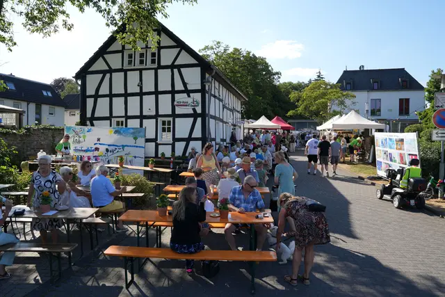 Der Heimatverein Lohmar feierte sein 50. Jubiläum mit einem Fest am Haus des Vereins in der Bachstraße12 a.  | Foto: Heimatverein