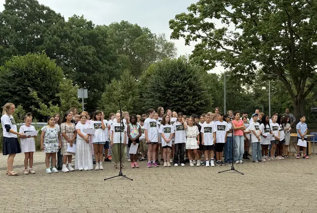 Mit dem Lied „Ein Hoch auf uns“ verabschiedeten sich die Viertklässler musikalisch von ihrer Grundschulzeit.  | Foto: Schweichel