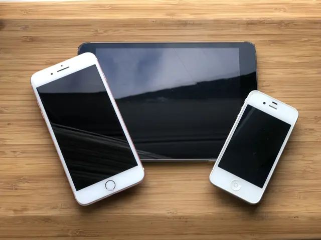 Fachgerecht recycelt, können aus Smartphones und Handys wertvolle Rohstoffe gewonnen werden.  | Foto: foto: Gürlek