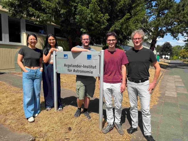 Das Team vom Argelander-Institut für Astronomie der Universität Bonn, das die Aufnahmen des Galaxienhaufens A3266 ausgewertet und analysiert hat (v.l.n.r.): Dr. Yuanyuan Zhao, Dr. Angie Veronica, Dr. Florian Pacaud, Jakob Dietl, Prof. Dr. Thomas Reiprich.  | Foto: Jakob Dietl/Uni Bonn