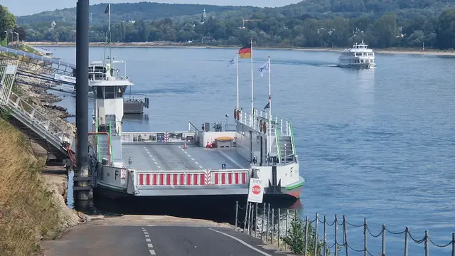 Die enorm wichtige Fährverbindung zwischen Bad Godesberg und Niederdollendorf musste ihren Betrieb wegen des Rekord-Niedrigwasserstands des Rheins einstellen.  | Foto: AS