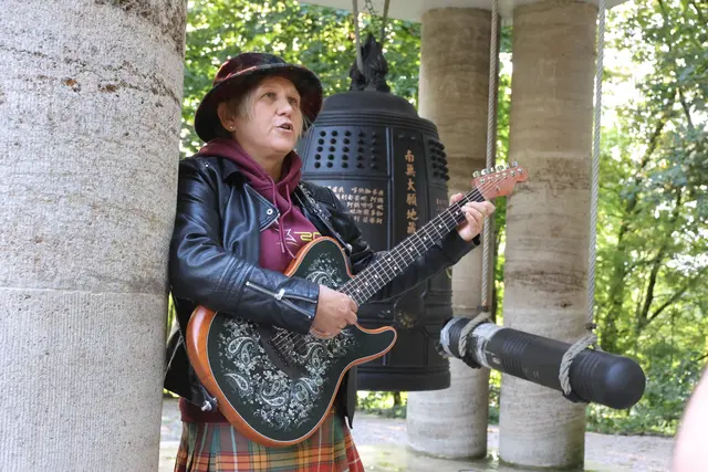 Anke Schlösser (Zoé) spielt bei der Stupa am Eiab | Foto: Michael Kupper