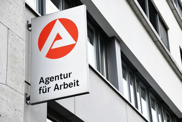Im August zeigt der Arbeitsmarkt im Kreis zwei Gesichter: Die Quote stieg auf 6,9 Prozent, gleichzeitig meldeten die Unternehmen deutlich mehr offene Stellen.  | Foto: Stock.adobe.com/nmann77