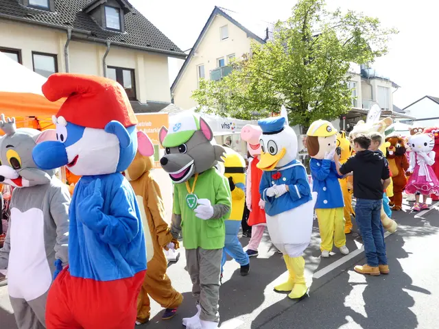 Die bunte Maskottchenparade um 14 Uhr ist für viele kleine Besucherinnen und Besucher der Höhepunkt des Seelscheider Sommers.  | Foto: Archiv / Christa Gast