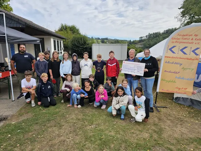 Freude über die Spende: Der AWO-Ortsverein Bergneustadt unterstützt die Ferienfreizeit des Förderkreises für Kinder, Kunst & Kultur mit 1.000 Euro. | Foto: Rainer Gartmann