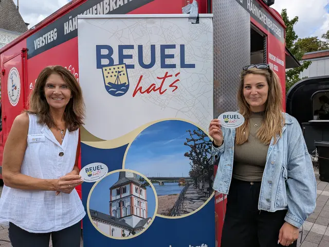 Heike Krümmel (links) und ihre Tochter Svenja Krümmel warben auf dem Möhneplatz für die Gewerbegemeinschaft „Beuel hat’s“. | Foto: fes