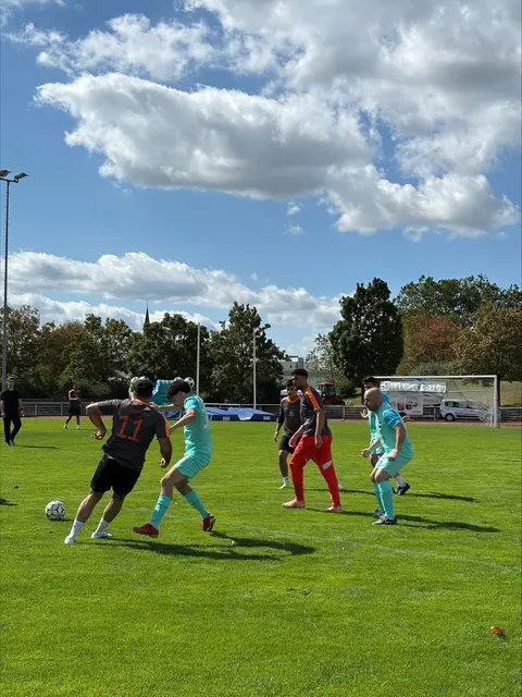 Beim Integrationscup in Euskirchen kamen zwölf Teams aus Vereinen, Institutionen und Initiativen zusammen. Das Turnier stand ganz im Zeichen von Fairness, Teamgeist und gelebter Integration.  | Foto: Elif Nur Koleilat/Stadt Euskirchen