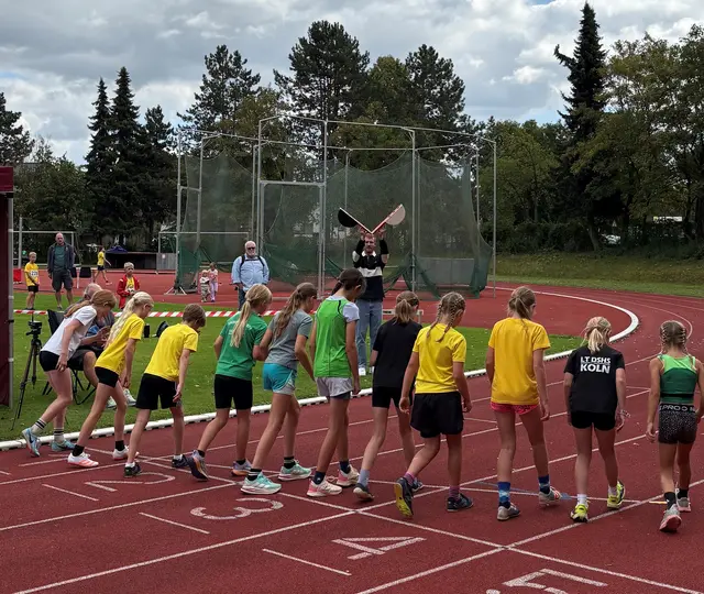 Auf die Plätze...fertig.....:  Beim 800-Meter-Lauf der U12 auf der Sportanlage Habbelrath gab Frederik Ruppert, Europameister über 3.000 Meter Hindernis, persönlich den Startschuss  | Foto: LAV