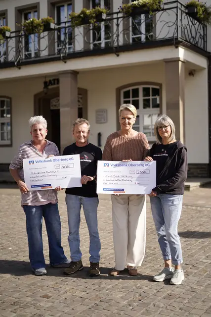 Bei der Spendenübergabe freuten sich Vertreter von „Laufend helfen Oberberg“, Mukoviszidose Oberberg und „Hilfe für Nick & Co“ über den Erlös des Benefiz Spring-Cycling in Höhe von insgesamt 6060 Euro. | Foto: Delia Barndt