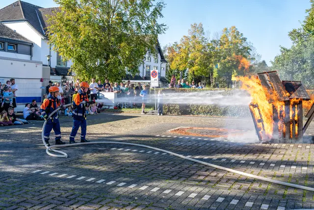 Die Jugendfeuerwehr Uckerath löschte ein Gartenhaus bei einer ihrer Schauübungen. | Foto: Heimermann