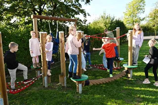 Beim Rundgang der Eltern und Gäste nahmen die Kinder sehr schnell ihre neue Kletterstation in Besitz. | Foto: Steimel