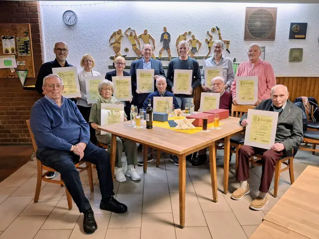 Im Rahmen eines gemütlichen Beisammenseins im Vereinsheim hat der VfR Bachem langjährige und verdiente Mitglieder geehrt. | Foto: jld