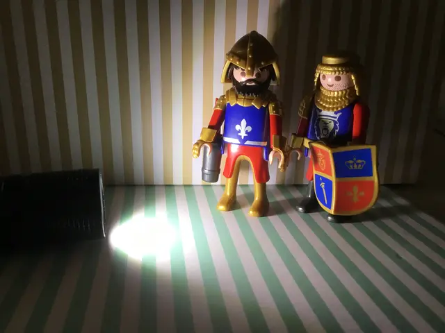 Mit der Taschenlampe durch die Dunkelheit: Bei der Führung „Nachts im Museum“ erkunden Familien das Schloss Homburg und die PLAYMOBIL-Ausstellung auf besondere Weise. | Foto: OBK