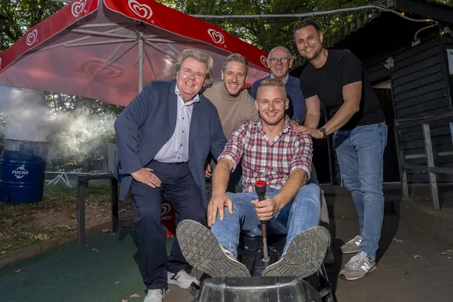 Schub für die Mechernich-Stiftung: Klaus Voussem (v.l.), Markus Ramers, Ralf Claßen und Michael Fingel schieben Roland Barth für den guten Zweck an. Die Benefizaktion auf der Geister-Rodelbahn brachte stolze 3.000 Euro ein.  | Foto: Ronald Larmann/pp/Agentur ProfiPress