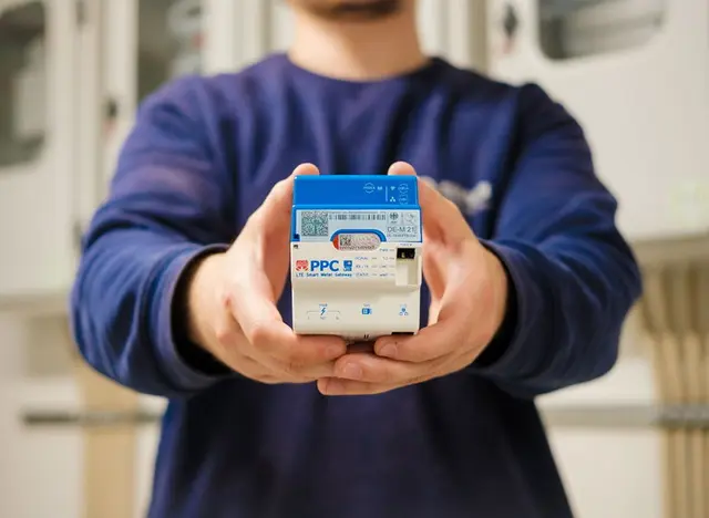 Ein Mann hält ein Smart-Meter-Gateway in den Händen. Die Kommunikationseinheit empfängt die Messdaten von Zählern, speichert diese und bereitet sie auf.  | Foto: Stadtwerke Bonn/Martin Magunia