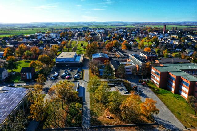 Der Schulcampus im Zülpicher  Schulzentrum  soll die  Aufenthaltsqualität für die Schüler verbessern und die Funktion eines öffentlichen Quartiersplatzes für alle Bürger übernehmen.  | Foto: Stadt Zülpich / Julia Schneider