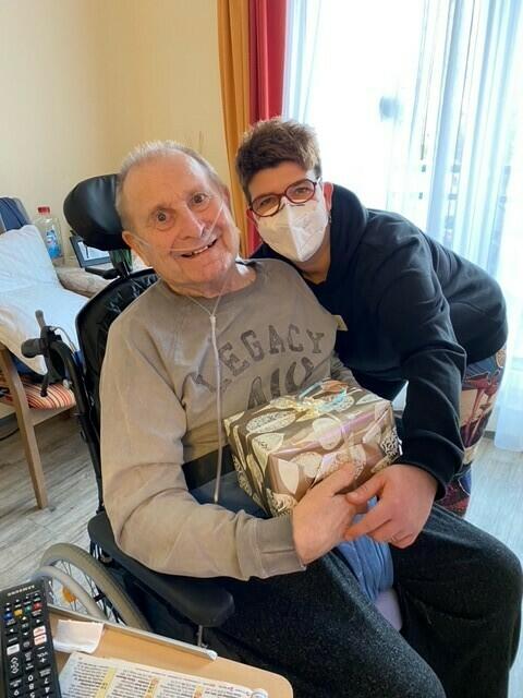 Ein Leuchten in den Augen von Roland Vorhagen bei der Geschenkübergabe durch den Sozialen Dienst, Ellen Zillgen.  | Foto: Rose