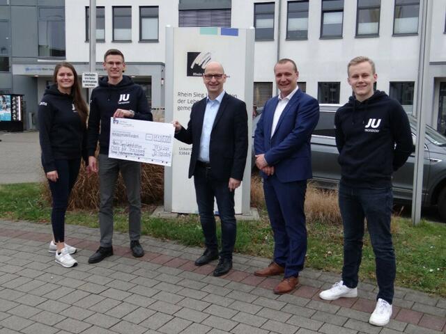 Das Foto zeigt v.l.n.r.: Judith Kraus, Moritz Kraus, Markus Schäfer, Raphael Deinert und Niels Plugge bei der Spendenübergabe [unter Einhaltung von 2G+]  | Foto: Sabine Hoffacker, Lebenshilfe