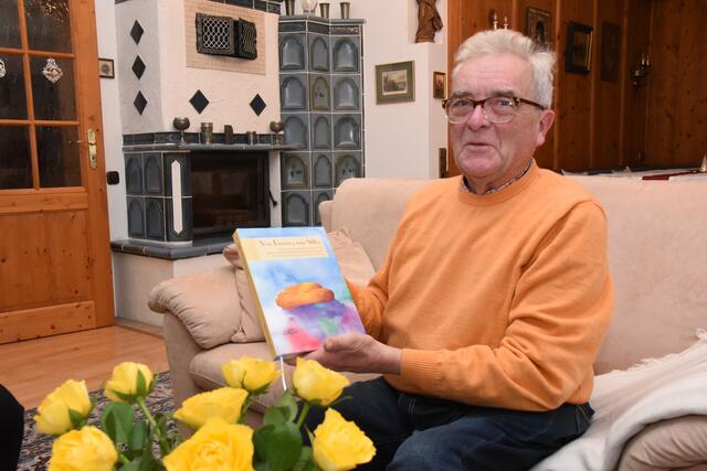 Karl-Heinz Güttes hat sich zu seinem 80. Geburtstag den Wunsch nach einem eigenen Buch erfüllt.  | Foto: AS