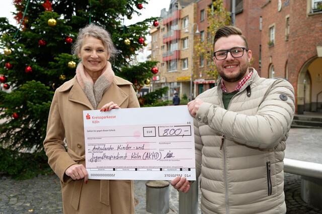 Barbara Markt Organisator Klaus Mittler überreichte den Spendenscheck in Höhe von 800 Euro an Olympiasiegerin Heike Henkel, die sich schon seit vielen Jahren für das den ‚Ambulanter Kinder- und Jugendhospizdienst Köln‘ (AKHD) engagiert.  | Foto: Holger Eichner