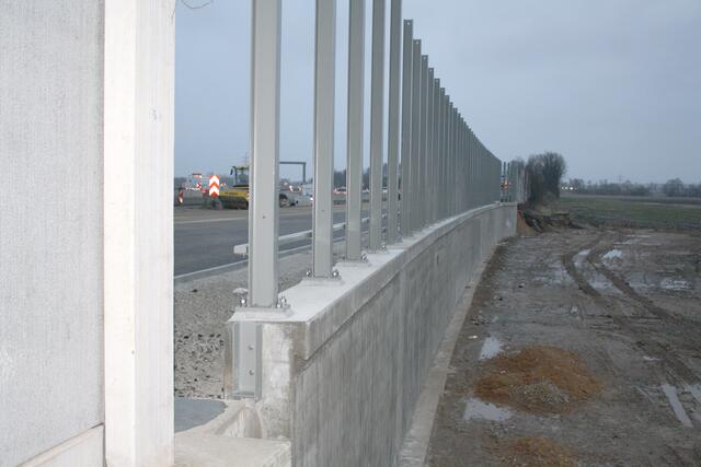 Die Lärmschutzwand wird nun auf der neuen Stützwand errichtet. | Foto: Düster