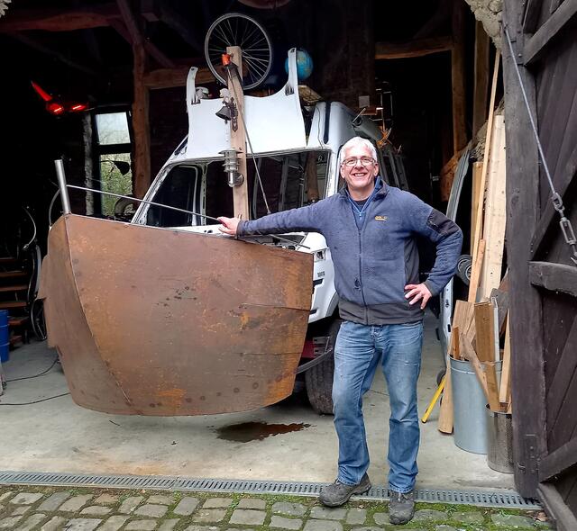 Peter Ratz arbeitet gerade an seinem neuen Projekt, einer „Galeere“, die nur aus Schrott besteht. Er schuf mit ihr aus dem Müll der Flutkatastrophe etwas Neues.  | Foto: Siri Nendza/pp/Agentur ProfiPress