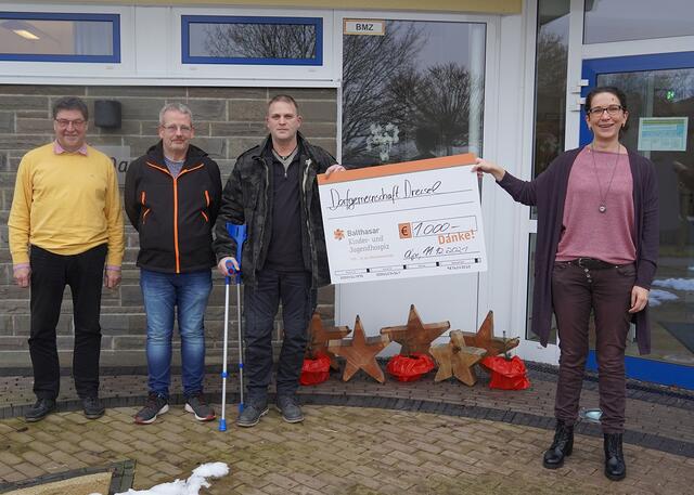 Gerd Hundenborn, Hans Rohm, Thorsten Gabriel und Rebecca Krantz (v.l.) bei der Spendenscheckübergabe.                         | Foto: Kinderhospiz