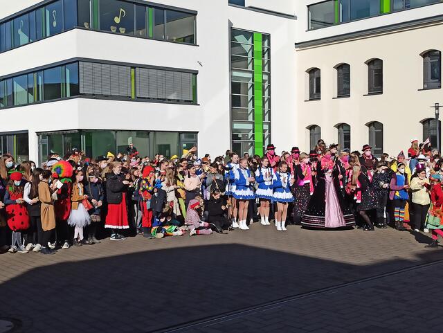 Toller Anblick: Auf den Pausenhof der Ursulinen feierten viele bunt kostümierte Schülerinnen endlich wieder eine Karnevalsparty.  | Foto: Frank Engel-Strebel