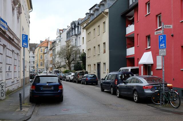 Damit Fußgänger mehr Platz bekommen, sollen
einige der öffentlichen Srtellflächen in Bewohner-Parkplätze umgewidmet werden.  | Foto: Schriefer