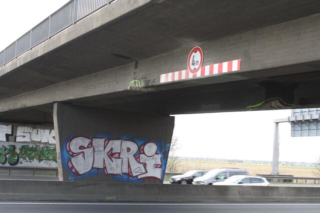 Die Schäden am Trägerwerk der Brücke, die als Merowingerstraße von Bliesheim nach Friesheim über die A1 / A61 führt, sind nach dem Lkw-Unfall vom 11. März so gravierend, dass das Bauwerk abgerissen werden muss. | Foto: Volker Düster