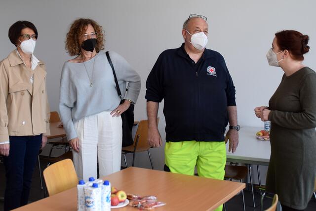 Vor großen Herausforderungen: Katja Dörner (rechts) und Katrin Krause (2. von links) lassen ich von Petra Heller (links) und Peter Winter (2. von rechts) vom DRK-Team Bonn die Erstankunftsstelle in Buschdorf zeigen.