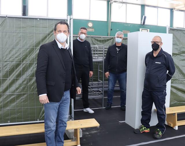 Bürgermeister Frank Keppeler hat sich gemeinsam mit Lars Witt-Peters, Leiter des Sozialamts der 
Stadt Pulheim, Nurdin Lolic, Mitarbeiter im Sozialamt, sowie Dirk Hagendorf, Leiter des Außen- und 
Ermittlungsdienstes des Ordnungsamts, ein Bild vom Stand der Vorbereitungen in der Turnhalle 
Kopfbuche in Stommeln gemacht (v.l.).  | Foto: Stadt Pulheim