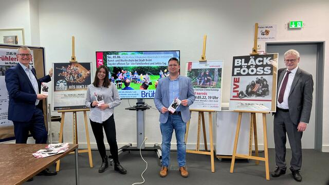 Präsentierten das facettenreich Programm: (vl.n.r.) Christian Austermann, KSK, Lilly Haydu und Marius Vieten, Veranstaltungsmanagement der Stadt Brühl, Bürgermeister Dieter Freytag.  | Foto: Wesch/Stadt Brühl
