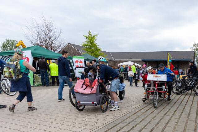 Keine Frage: Für die meisten der Besucher war das Fahrrad - mal mit, mal ohne Eelektrounterstützung - das Fortbewegungsmittel der Wahl.  | Foto: prl