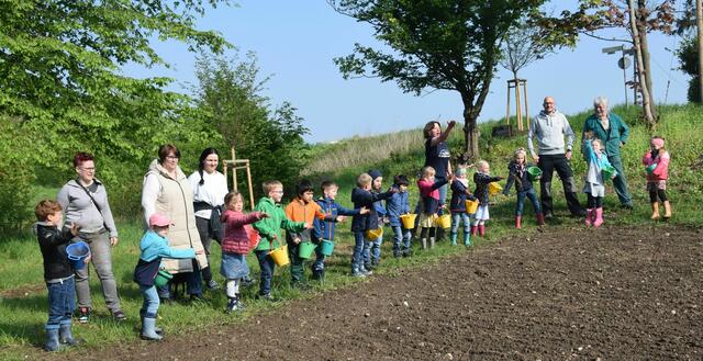 „Ran an die Töpfe, fertig, los“ hieß es für die kleinen Naturfreunde bei der Aussaat. Das Foto zeigt: hintere Reihe v.l.n.r.: Tanja Pitzen, Birgit Geus, Celine Oberhauser (alle KiTa Adenauerplatz), Judith Dahmen („Saat“-Expertin), Marko Götsch und Helmut Göldner (BV Mondorf)