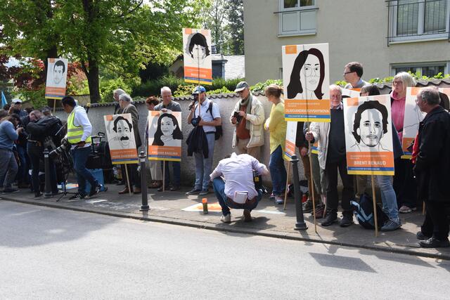 Medienvertreter hielten am Welttag der Pressefreiheit eine Mahnwache vor dem russischen Generalkonsulat in Bad Godesberg ab.
